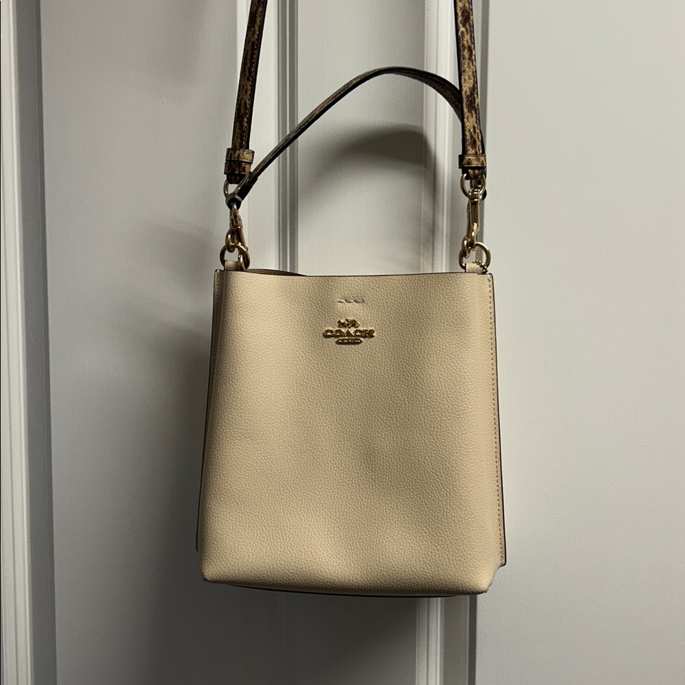 Coach Beige Leather Crossbody Bag Bucket style